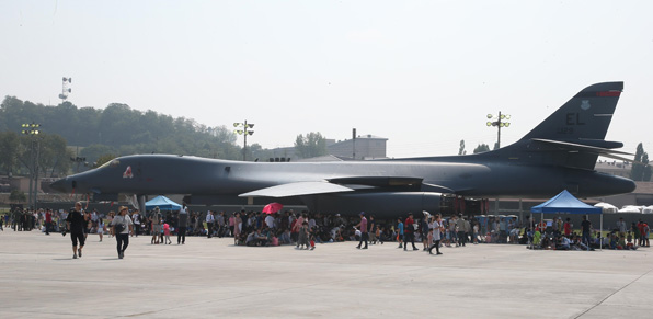 오산비행장에 공개된 B-1B ‘랜서’