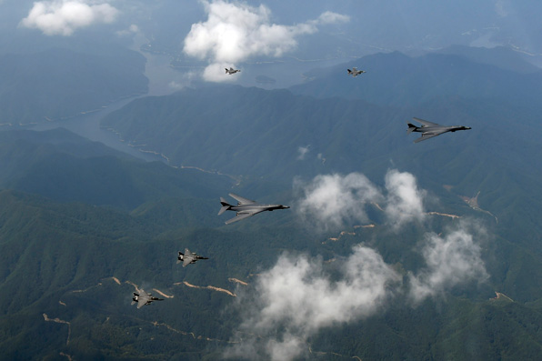 21일 오후 오산공군기지 상공을 날고 있는 B-1B ‘랜서’