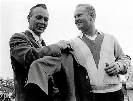 아널드 파머(왼쪽)와 잭 니클라우스는 위대한 골프 선수이자 필생의 라이벌이었다. 1965년 마스터스 대회에서 우승자 잭 니클라우스에게 전년도 우승자 아널드 파머가 그린 재킷을 입혀주고 있다.