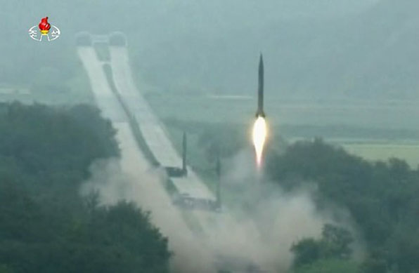 북한 노동미사일 발사 장면. 이동식 발사대를 이용해 고속도로에서 미사일을 발사하고 있다.