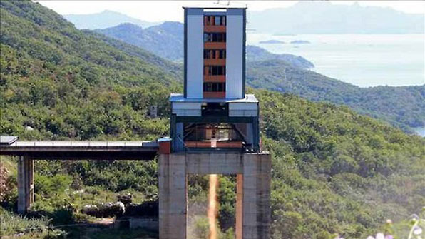 北, 신형 로켓엔진 분출시험 사진 공개. 북한은 “신형 위성로켓 엔진시험에 대성공 했다”고 주장했다. 대륙간탄도미사일(ICBM)도발의 예고로 받아들여지고 있다.
