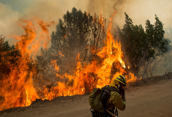 맹렬한 기세로 번지고 있는 캘리포니아 산불 (사진=AP)