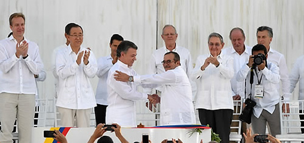 후안 마누엘 산토스 콜롬비아 대통령(가운데 왼쪽)과 콜롬비아 최대 반군 콜롬비아무장혁명군(FARC) 지도자 로드리고 론도뇨가 지난달 26일 해안도시 카르타헤나에서 52년간의 내전을 끝내는 역사적인 평화협정에 공식 서명한 후 악수를 하고 있다.