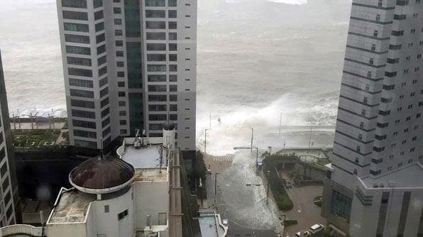 5일 오전 태풍 ‘차바’의 직접 영향권에 들어간 부산 해운대구 마린시티에서 바닷물이 방파제를 넘어 아파트 단지로 쏟아지고 있다. 