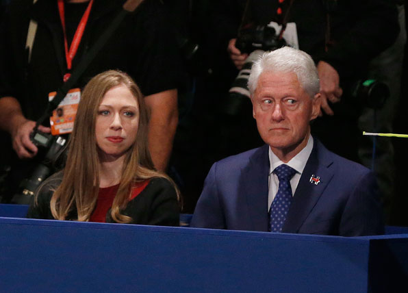 힐러리 클린턴 후보의 딸과 남편 빌 클린턴이 방청석에서 2차 TV토론을 지켜보고 있다. (사진=AP)