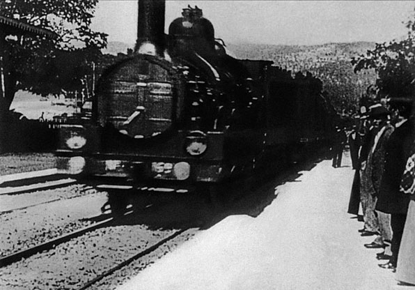 1885년 12월 28일 세계 최초로 상영된 영화, 프랑스의 뤼미에르 형제의 ‘열차의 도착’