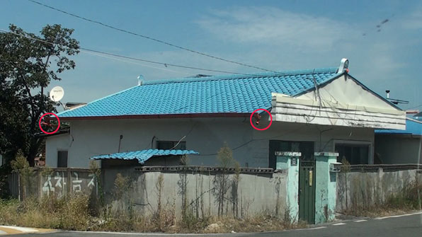 낮에 농사를 짓는 척하며 밤에 인터넷 도박 사이트를 운영해 거액을 챙긴 일가족이 집 지붕에 설치한 CCTV(빨간 선 안). (사진제공:부산경찰청)