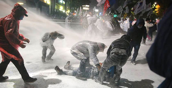 지난해 11.14. 민충총궐기 대회 당시 쓰러진 백남기 씨에게 달려간 ‘빨간 우의’