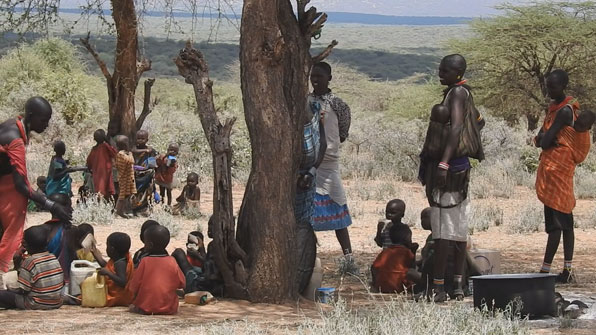 남성들이 모두 가축을 몰고 목초지로 떠난 사이, 여성과 아이들만 은테페스(Ntepes) 마을을 지키고 있다.