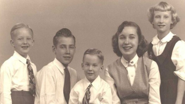 도널드 트럼프의 어린 시절 가족 사진. 맨 왼쪽이 도널드 트럼프.