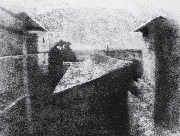 1826년 프랑스의 조세프 니세포르 니엡스가 촬영한 ‘최초의 사진’으로, ‘르 그라의 창가에서 본 조망(View from the Window at Le Gras)’라는 이름이 붙었다.