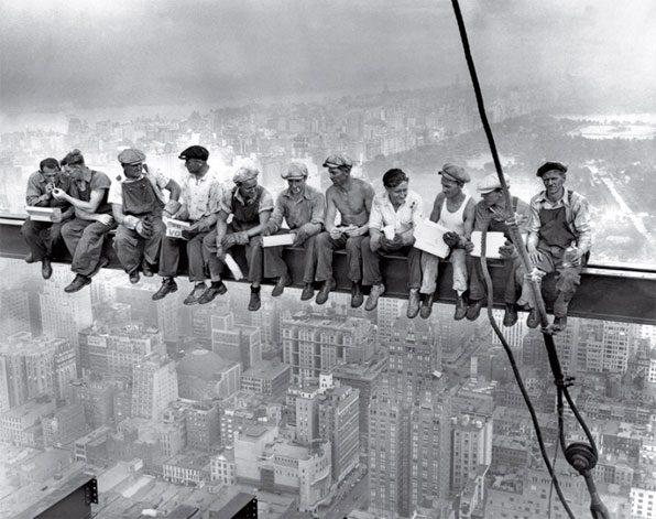 1932년 미국 뉴욕 맨해튼의 한 빌딩 공사장에서 인부 11명이 256m 높이에 설치된 철제 구조물 위에서 점심식사를 하고 대화를 나누고 담배를 피우고 있다. 현재 GE 빌딩으로 사용되는 건물의 69층에서 찍힌 이 사진은 당시 뉴욕의 고층 빌딩 단지를 알리기 위해 촬영됐다.