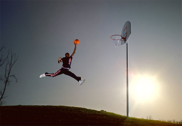 1984년 마이클 조던이 덩크슛을 하기 위해 점프하는 장면을 찍은 사진이다. 이 사진 속 조던의 실루엣은 이후 신발, 옷 등 스포츠 제품의 로고로 사용돼 엄청난 인기를 누렸다.