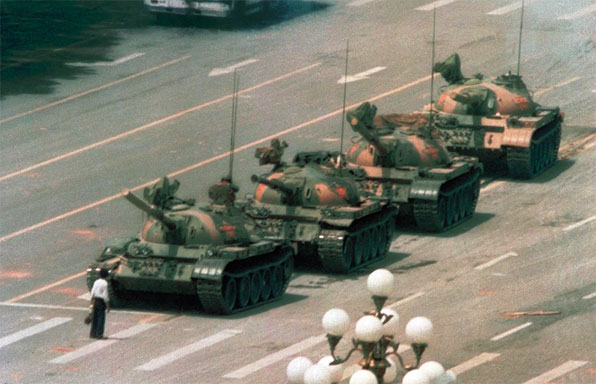 1989년 6월5일 중국 톈안먼 광장에서 한 시민이 중국군 탱크 앞을 막아섰다. 탱크 앞에 선 이는 왕웨이린으로, 이 사진은 민주화 항쟁의 상징적인 장면이 됐다.