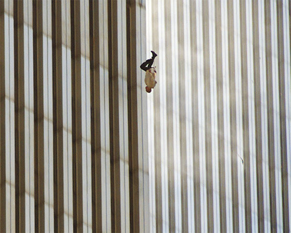 2001년 9월11일 여객기와 부딪힌 미국 뉴욕 세계 무역 센터에서 뛰어내린 한 남성을 촬영한 사진이다. 