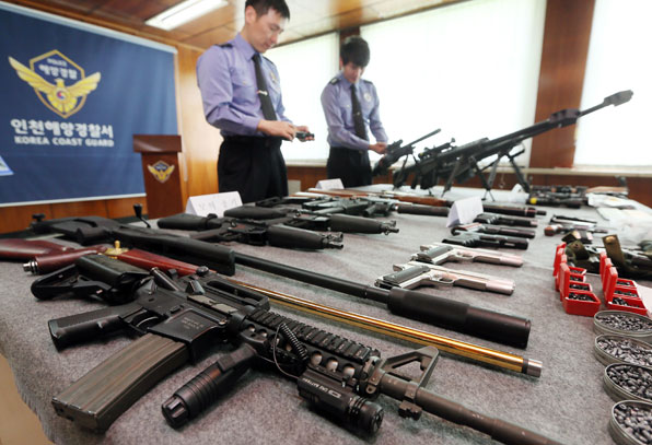 지난 2013년 4월 인천 해양경찰서는 해외에서 불법 총기를 밀반입해 국내에 유통한 혐의(총포도검화약류 등 단속법위반)로 A(29)씨 등 4명을 검거했다. 경찰이 압수한 불법 총기류를 살피고 있다.