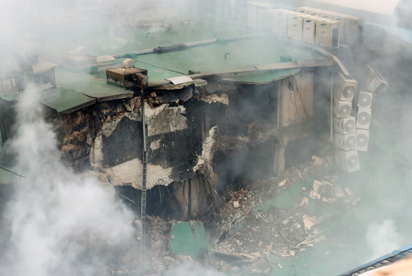 30일 대구시 중구 서문시장에서 화재가 발생해 건물 일부가 무너져 내렸다. 현재 서문시장에는 점포 4천여 개가 있고 상인 수는 2만여 명에 이른다.