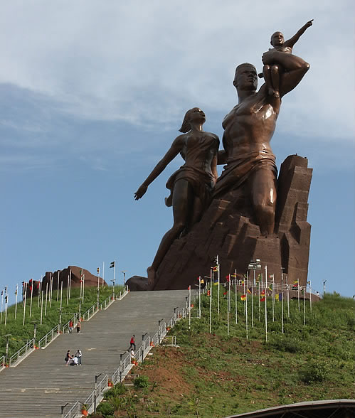 세네갈의 수도 다카르에 세워진 ‘아프리카 르네상스 기념상’이다. 세네갈의 독립 50주년을 맞아 북한 만수대창작사가 제작했다.