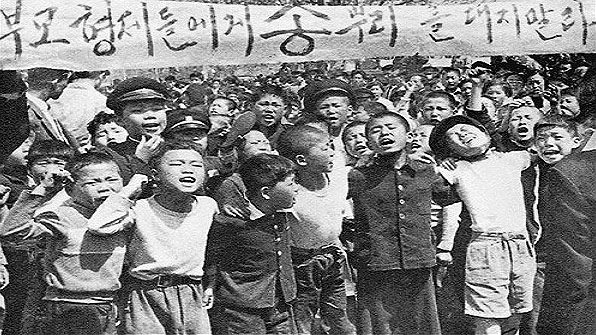 1960년 4월 25일, 국민학생들의 시위 “부모 형제들에게 총부리를 대지 말라”