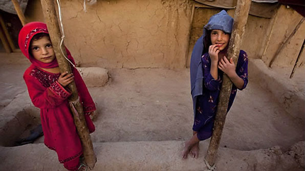 아프가니스탄의 어린 여자아이들. 이들은 강제 결혼이나 인신매매 등에 시달리기도 한다.