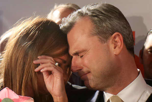 오스트리아 대통령 결선투표에서 극우 자유당의 노르베르트 호퍼 후보가 패배한 뒤 아내와 함께 고통스러워하고 있다. [사진=AP]