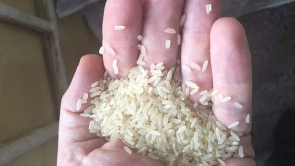 나이지리아 관세청은 라고스의 창고에서 25kg짜리 ‘플라스틱 쌀’ 102포대를 적발해 모두 압수했다. (사진제공 : BBC)