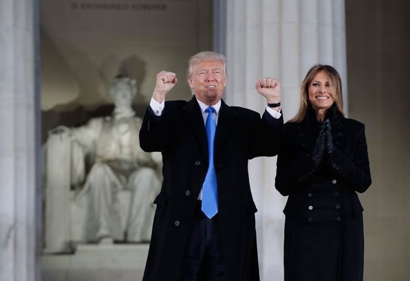 도널드 트럼프 대통령 당선인과 부인 멜라니아 여사가 취임을 하루 앞둔 19일(현지시각) 워싱턴DC에 도착해 기념식 식전행사 '미국을 다시 위대하게! 환영 콘서트'가 열린 링컨 기념관을 찾았다. (사진=AP)
