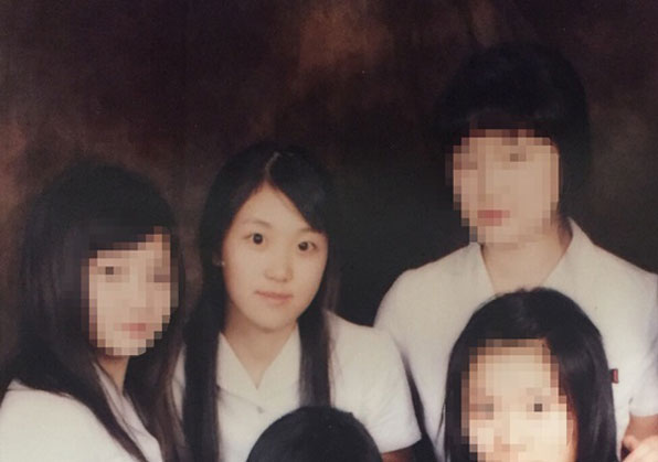 김지효는 학창시절 친구들과 어울리기 좋아하는 해맑은 학생이었다.
