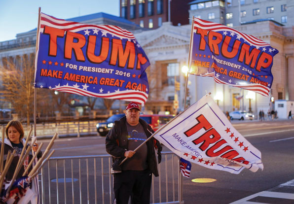 트럼프 대통령 취임식을 앞두고 미국 뉴욕 버펄로의 한 도로에서 도널드 트럼프 미국 대통령 당선인의 선거 깃발을 팔고 있다. (사진=AP)