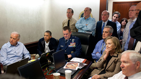 오사마 빈 라덴에 대한 작전 수행 때 상황실에서 다른 관리들과 함께 지켜보고 있는 오바마 대통령