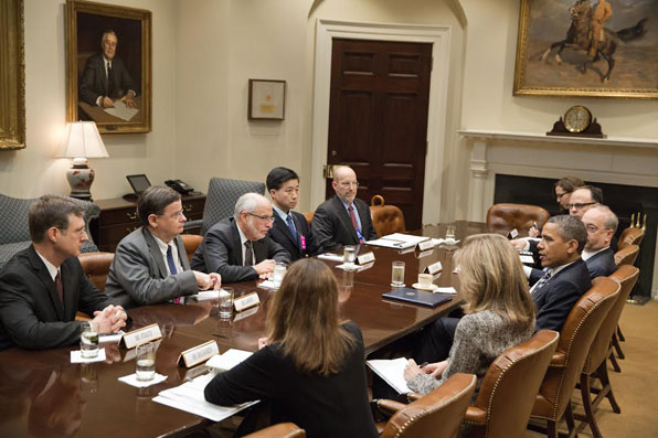 2013년 4월 백악관 루즈벨트 룸에서 민간 전문가들과 안보 관련 회의 중인 오바마 대통령