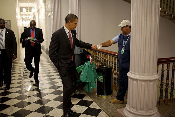백악관에서 청소부와 손맞춤을 하는 오바마 대통령