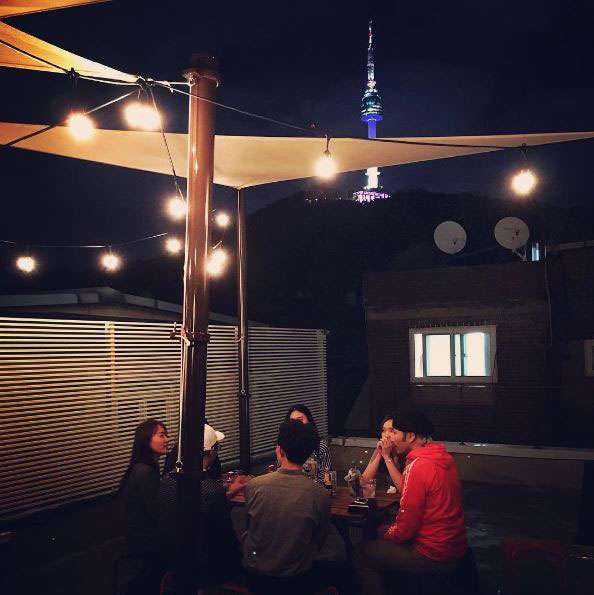 워크숍을 함께한 김제동(위), 철든책방 옥상/ 사진 출처 : 노홍철 인스타그램