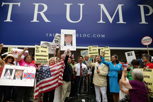 미국 이민 관련 단체들이 트럼프의 반이민 정책에 반대하는 기자회견을 하고 있다. (사진=AP) 