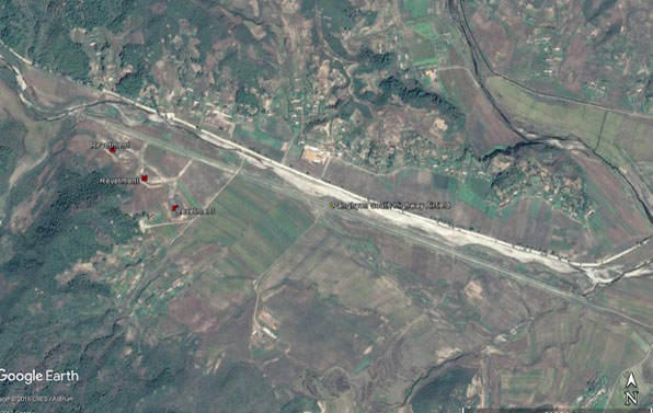 넓은 공간 주변에 흙을 쌓아 담을 만들어 놓은 형태의 시설은 고속도로나 활주로와 직접 연결돼 있어 북한 전역 어느 곳에서나 전투기나 비행기가 이착륙할 수 있게 했다. (출처: RFA)