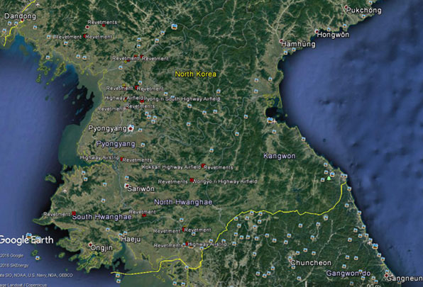  북한은 지난해부터 주요 고속도로와 활주로에 연결돼 있는 비행기 주차 시설을 조성하고 있다. 전투력 향상 목적으로 추정된다. (출처: RFA)