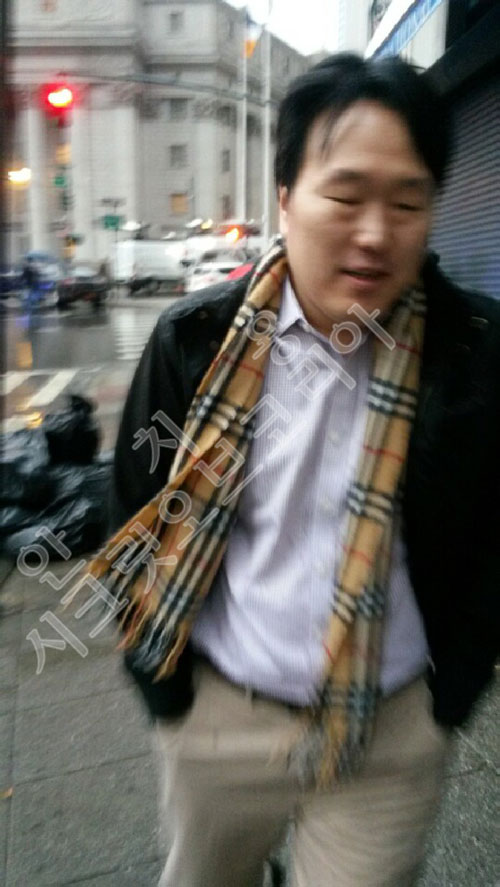 반기문 전 총장의 조카 반주현씨가 20일 뉴욕 연방법원에 출두하고 있다. 사진 출처=안치용 블로그 ‘시크릿 오브 코리아’