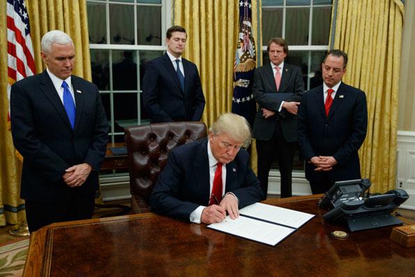 도널드 트럼프 대통령이 백악관에서 1호 행정 명령에 서명하고 있다. (사진=AP)
