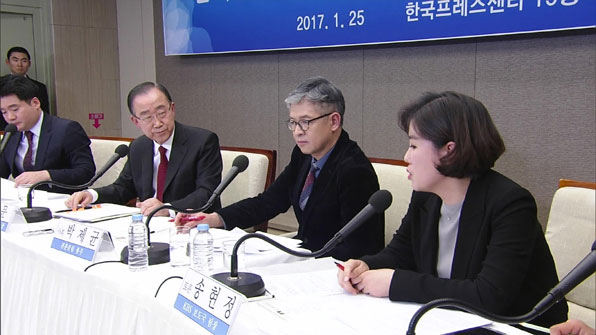 송현정 KBS 보도국 팀장이 반기문 전 유엔 사무총장에게 질문하고 있다.