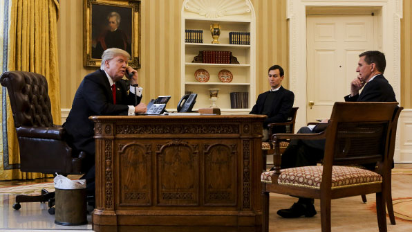 백악관 집무실(Oval Office)에서 통화하는 트럼프 미국 대통령