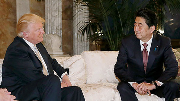 당선자 시절 아베 일본 총리를 만나는 트럼프 대통령