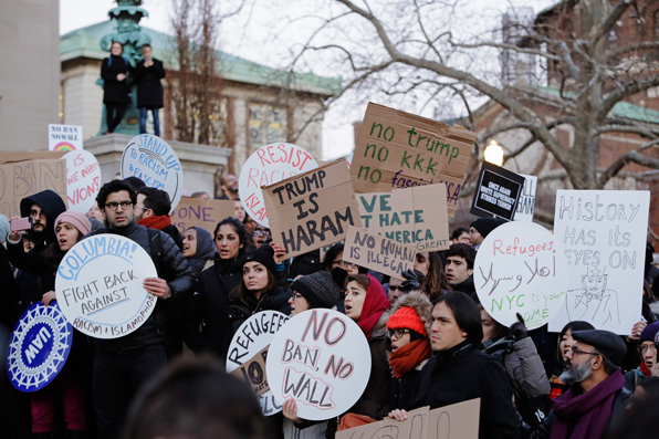 트럼프의 反이민 행정명령에 항의하는 시위를 대학생들이 벌이고 있다.