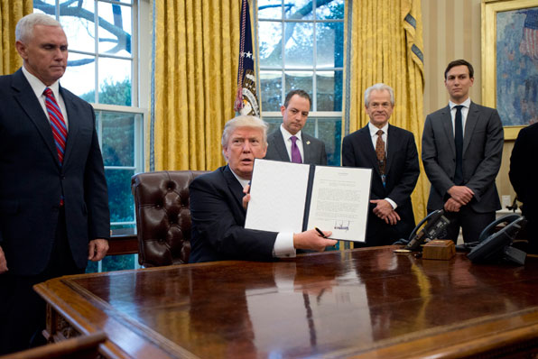 트럼프 미국 대통령이 1월 23일 환태평양 경제 동반자협정(TPP) 탈퇴 행정명령에 서명한 뒤 명령서를 보여주고 있다.