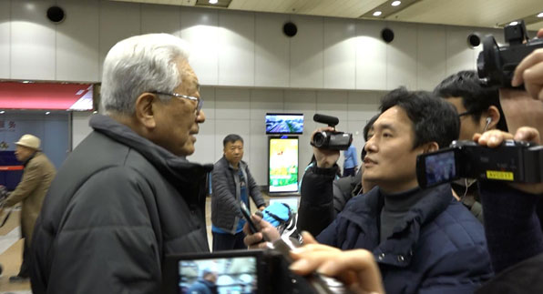 오늘 오전 11시 30분 중국 베이징 서우두(首都) 공항에 도착한 장웅(79) 북한 국제올림픽위원회(IOC) 위원이 취재진의 질문에 답하고 있다.
