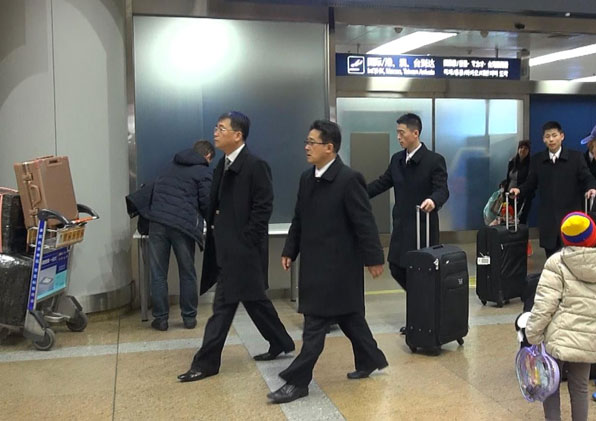북한의 산포로 동계아시안게임 대표단이 중국 베이징 서우두 공항으로 입국하고 있다.