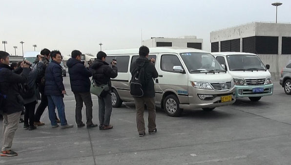 북한의 산포로 동계아시안게임 대표단이 주중 북한 대사관으로부터 제공받은 승합차를 타고 공항을 빠져나가고 있다.