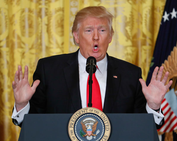 트럼프 미국 대통령이 백악관에서 기자회견을 하면서 화난 표정으로 발언하고 있다. [사진=AP]