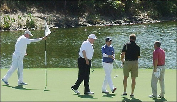 트럼프 대통령과 아베 총리가 골프를 치는 모습