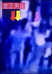동영상 가운데 일본 TV에 소개된 범행 직후 모습에 핑크빛 화살표의 흐엉이 손을 들고 있는 모습.