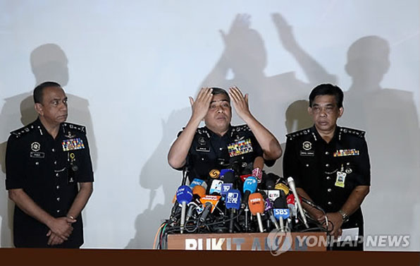  칼리드 아부 바카르 말레이시아 경찰청장이 수사상황에 대해 설명하고 있다. 양손을 치켜올려 여성 용의자 2명이 김정남의 얼굴에 독극물을 발랐다고 말하고 있다. 